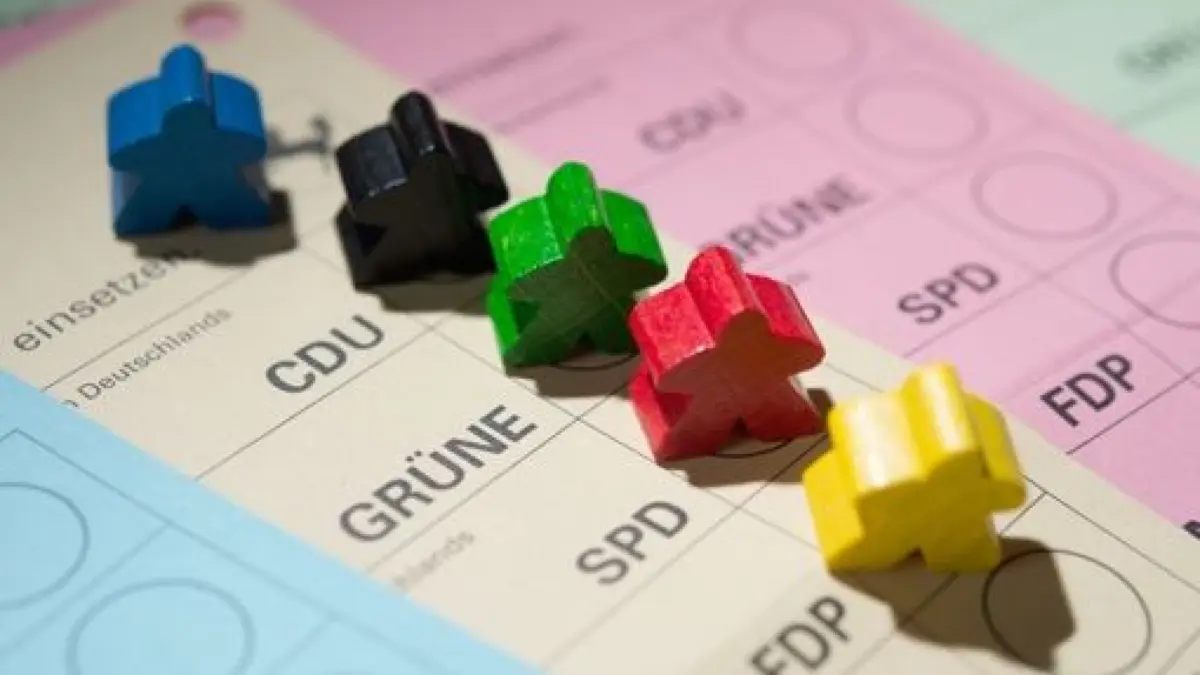 ARCHIV - ILLUSTRATION - Farbige Spielfiguren stehen am 18.02.2016 in Stuttgart (Baden-Württemberg) auf Wahlscheinen für die Landtagswahl in Baden-Württemberg. Gibt es genug Wählerstimmen für eine Partei, darf sie im Landtag mitarbeiten. Foto: Bernd Weißbrod/dpa (zu lsw Wahlpaket vom 07.03.2016) +++(c) dpa - Bildfunk+++