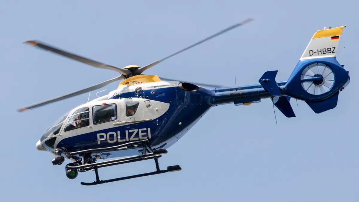 Ein Polizeihubschrauber fliegt am Himmel am 11.05.2017 über der Autobahn A12 nahe Briesen (Brandenburg). Die Polizei hat bei einer Großkontrolle entlang der A12 von Berlin in Richtung Frankfurt (Oder) einen Hubschrauber eingesetzt, um von oben vor allem die Sicherheitsabstände von Lastwagen überprüft. Die Polizei zählte 2016 insgesamt 2502 Zusammenstöße auf Brandenburgs Autobahnen bei Lkw. Das sei ein Fünftel mehr als noch 2015. Hauptunfallursache: nicht eingehaltener Sicherheitsabstand. An der Großkontrolle beteiligten sich neben der Landespolizei auch die Bundespolizei, die polnische Polizei, der Zoll und das Bundesamt für Güterverkehr. Foto: Patrick Pleul/dpa-Zentralbild/dpa +++(c) dpa - Bildfunk+++