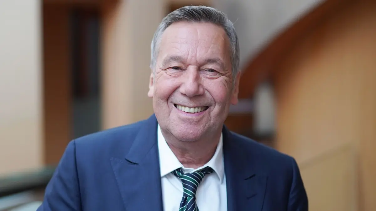 ARCHIV - 28.10.2020, Berlin: Der Sänger Roland Kaiser kommt zu einer Pressekonferenz anlässlich der zweiten Großdemonstration des Aktionsbündnis #AlarmstufeRot zur Existenznot der Veranstaltungswirtschaft in der Corona-Krise. (zu dpa "Roland Kaiser: Autobiografie im Herbst - auch gelesen von ihm selbst") Foto: Jörg Carstensen/dpa +++ dpa-Bildfunk +++