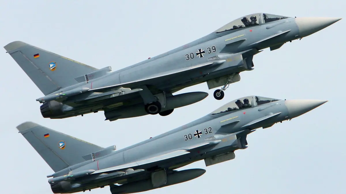 ARCHIV - 30.05.2008, Laage: Auf dem Fliegerhorst Laage bei Rostock starten zwei Eurofighter zu einer Übung. (zu dpa «Zwei «Eurofighter» in Mecklenburg-Vorpommern abgestürzt») Foto: Bernd Wüstneck/zb/dpa +++ dpa-Bildfunk +++