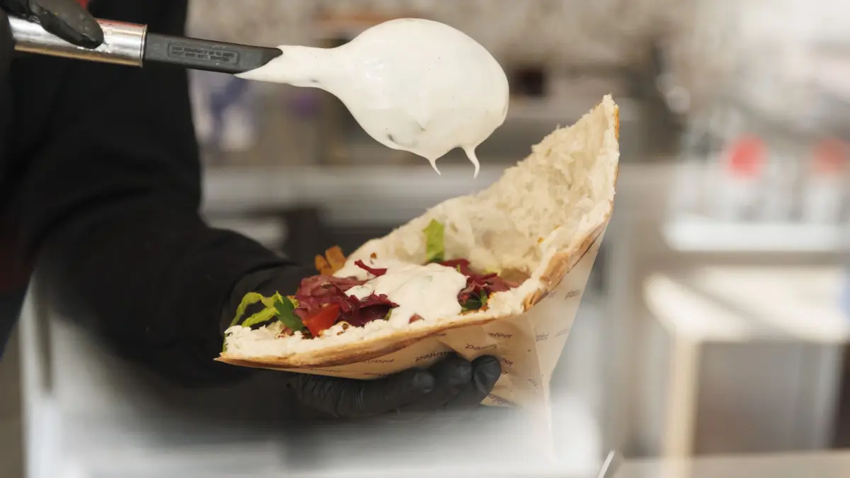 Stuttgart, Baden-Württemberg, 24.03.2023:
Für eine Geschichte über den Veganen Döner-Imbiss Doen Doen am Josef-Hirn-Platz, welcher von den Partnern Abdullah Budik und Norman Schmidt betreiben wird.