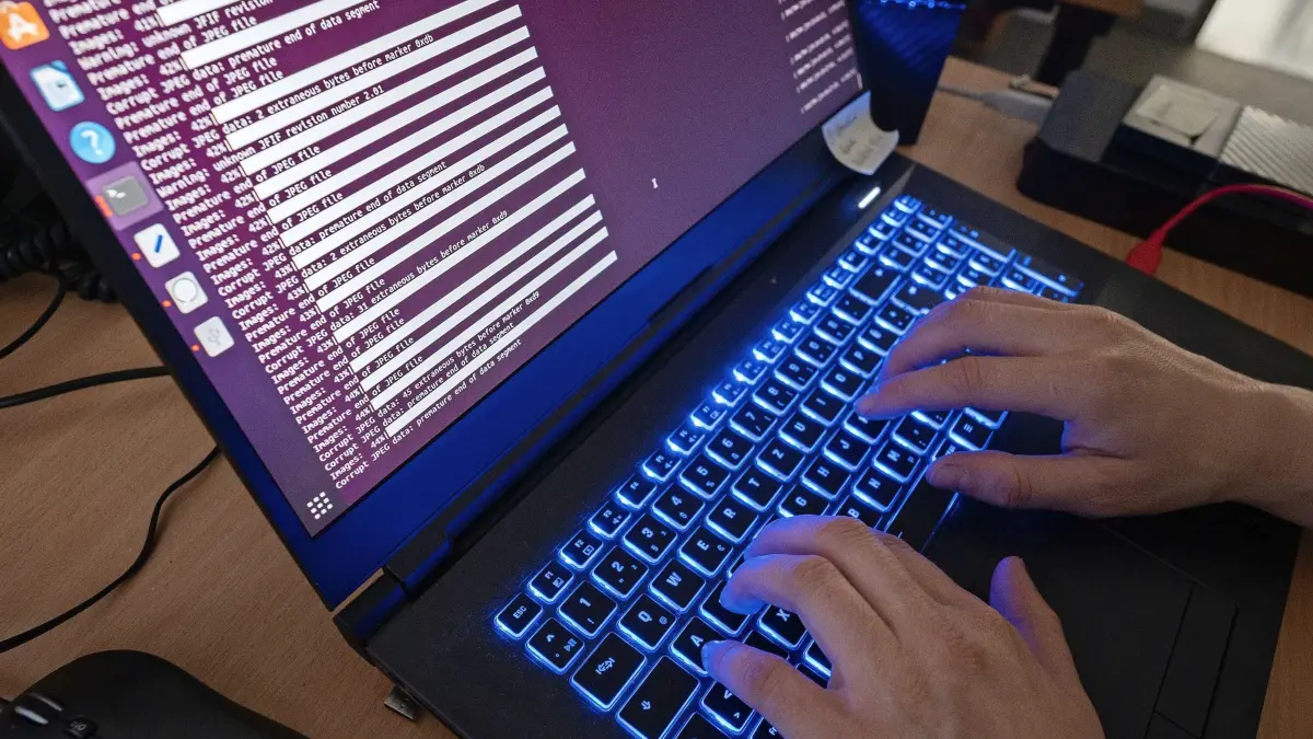 ARCHIV - 23.06.2021, Niedersachsen, Hannover: Eine Wissenschaftlerin des Landeskriminalamt Niedersachsen arbeitet an Computerbildschirmen. Die Einnahmen von Cyberkriminellen durch Erpressungsangriffe sind im vergangenen Jahr trotz einer gestiegenen Anzahl von Attacken weltweit um 40 Prozent gesunken. (zu dpa «Studie: Einnahmen von Cyber-Kriminellen mit Erpresserangriffen sinken»). Foto: Julian Stratenschulte/dpa +++ dpa-Bildfunk +++