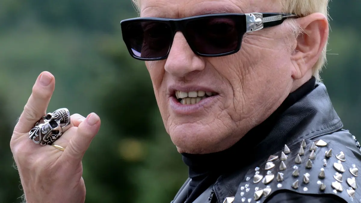 Sänger Heino steht in Rockerkleidung bei Dreharbeiten zu einem Werbespot für seine CD „Mit freundlichen Grüssen — Jetzt erst recht“. Am 13.12.2023 wird der Volksmusiker 85 Jahre alt. (zu dpa–Porträt „Heino wird 85 — Geburtstag „im allerkleinsten Kreis»)