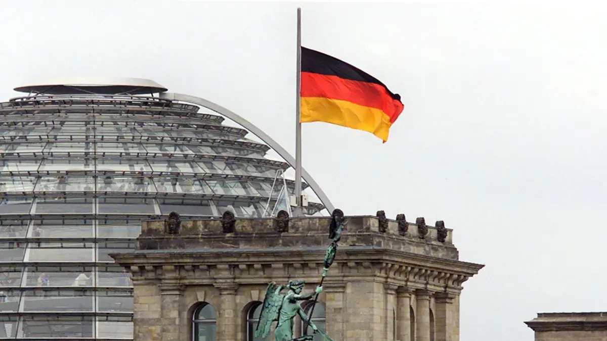 Concorde-Absturz Halbmast Auf Halbmast weht über der Quadriga des Brandenburger Tores am Donnerstag (27.07.2000) die Deutschland-Fahne auf dem Reichstagsgebäude in Berlin, dem Sitz des Bundestages. Zum Gedenken an die Opfer des Absturzes der Concorde am Dienstag bei Paris wurden an allen öffentlichen Gebäuden die Flaggen auf Halbmast gesetzt oder mit einem Trauerflor versehen. Bei dem Unglück starben 113 Menschen, darunter 97 Deutsche. dpa/lb...