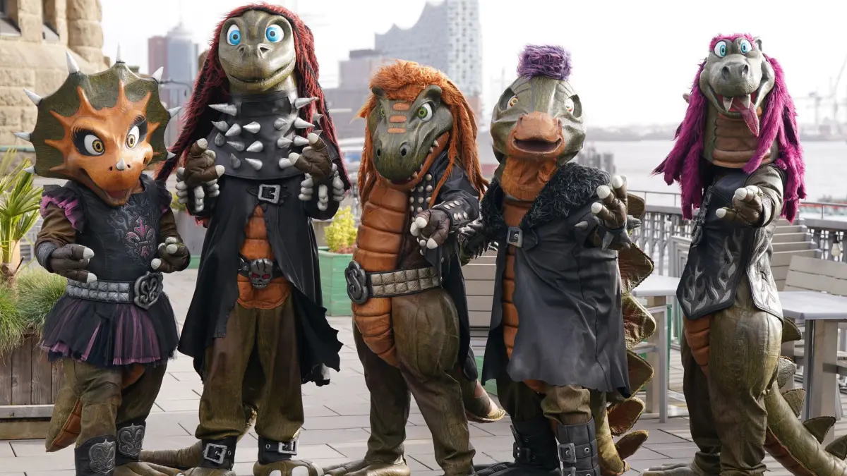 Milli Pilli (l–r, Keyboard) alias Dinah Stricker, Komppi Momppi (Schlagzeug) alias Bodo Stricker, Mr. Heavysaurus (Gesang) alias Frank Beck, Muffi Puffi (Bass) alias Jürgen Steinmetz und Riffi Raffi (Gitarre) alias Christof Leim von der Kinderrockband „Heavysaurus“ stehen während eines Fototermins auf der Dachterrasse vom Hard Rock Café Hamburg. Die Band „Heavysaurus“ geht mit dem neuem Album „Pommesgabel“ auf Tour. Das Album erscheint am 2. Februar.