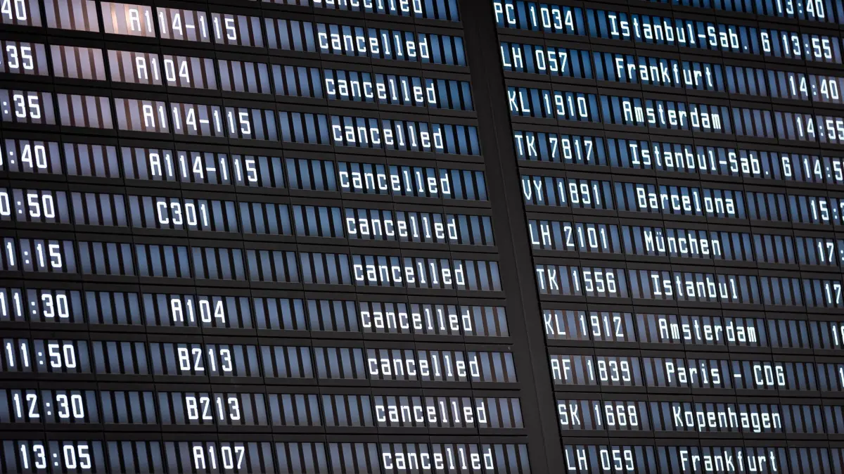 „cancelled“ ist am Morgen mehrfach auf einer Anzeigetafel im Flughafen Hannover–Langenhagen zu lesen. Die Gewerkschaft Verdi hat die Belegschaften der privaten Sicherheitsunternehmen an elf Flughäfen zu einem ganztägigen Warnstreik aufgerufen.
