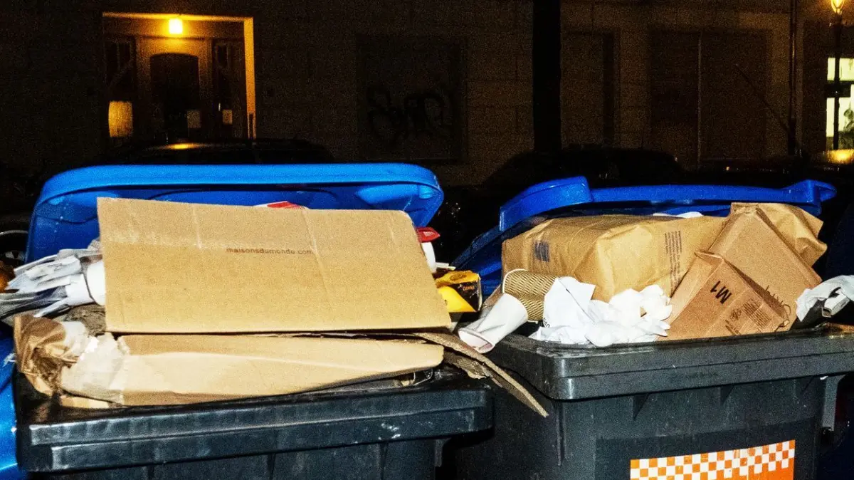 Man kennt es: volle Tonnen. Oft landet Papier dann im Restmüll. (zu dpa: „Papier sparen: So klappt die umweltschonende Nutzung»)