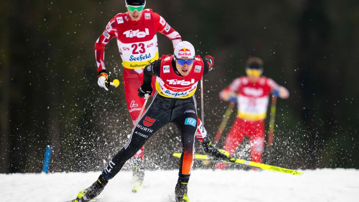 Germany's Vinzenz Geiger (C) competes in the men's Gundersen Normal hill 7,5km event of the FIS Men's Nordic Combined World Cup in Seefeld, Austria on February 2, 2024. (Photo by GEORG HOCHMUTH / APA / AFP) / Austria OUT