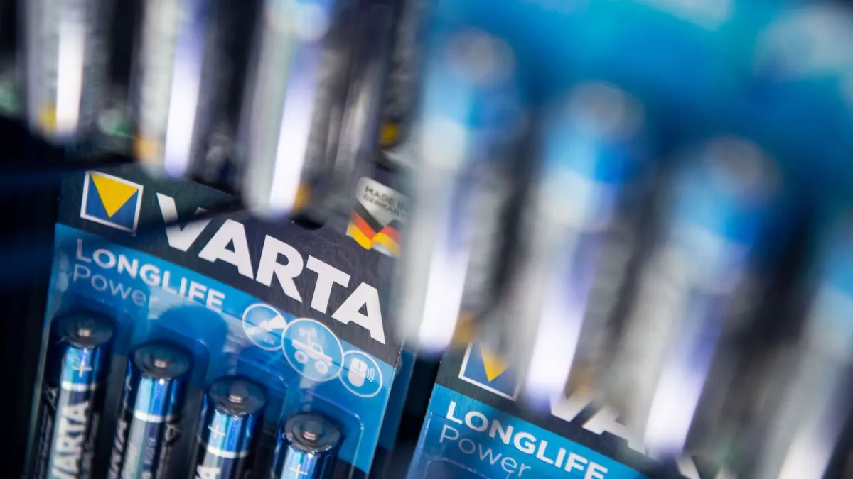 Das Varta–Logo ist an Batterien der Varta AG zu sehen.