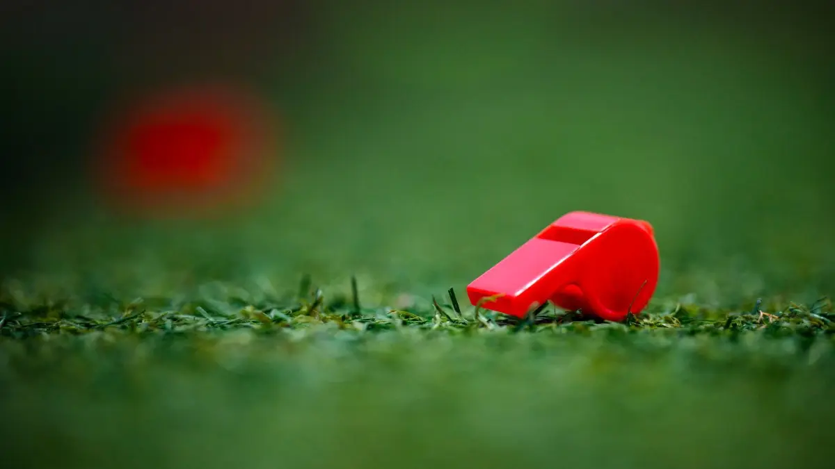 Fußball: Bundesliga, 1. FC Heidenheim — Bayer Leverkusen, 22. Spieltag, Voith–Arena. Eine Trillerpfeife liegt nach den Protesten gegen den von der Deutschen Fußball Liga (DFL) angestrebten Investoren–Einstieg vor dem Spielfeld auf Kunstrasen.