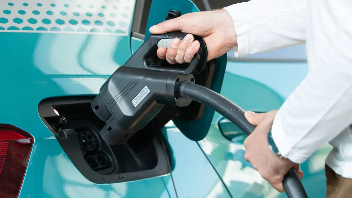 Ein Mann hält im Rahmen eines Presserundgangs in einem Ladepark für Elektroautos vor der Gläsernen Manufaktur von Volkswagen ein Ladekabel–Stecker an den Ladestutzen eines VW ID.3. Der Rückgang der Preise für Elektroautos wird nach Einschätzung eines Experten für Leasing–Kunden zunehmend zum Problem. (zu dpa: „Studie: Preisverfall für E–Autos lässt Leasingraten steigen»)