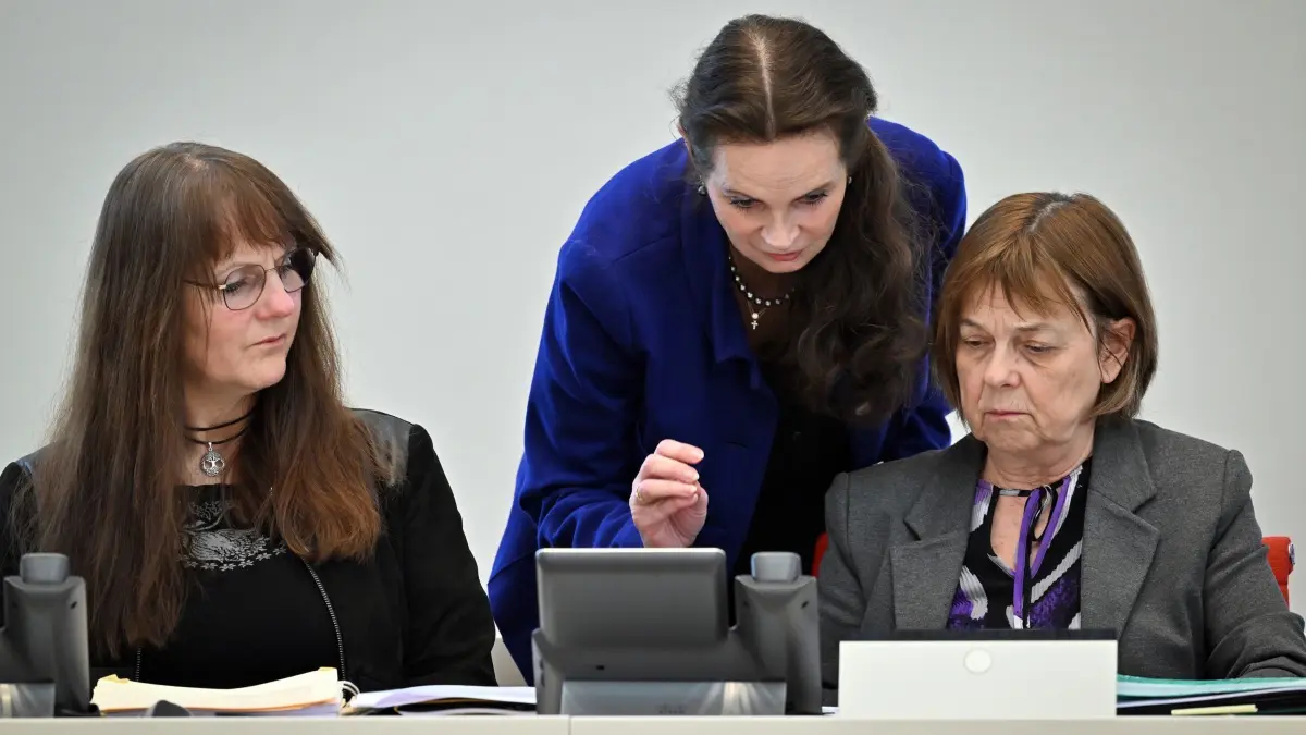 Katrin Lange (l–r, SPD), Brandenburger Ministerin der Finanzen und für Europa, Susanne Hoffmann (CDU), Brandenburger Ministerin der Justiz, und Ursula Nonnemacher (Bündnis 90/Die Grünen), Brandenburger Ministerin für Soziales, Gesundheit, Integration und Verbraucherschutz, unterhalten sich während der 101. Sitzung des Brandenburger Landtags. Erster Tagesordnungspunkt war der Gesetzentwurf der Landesregierung zum Nachtragshauhalt 2023/2024.