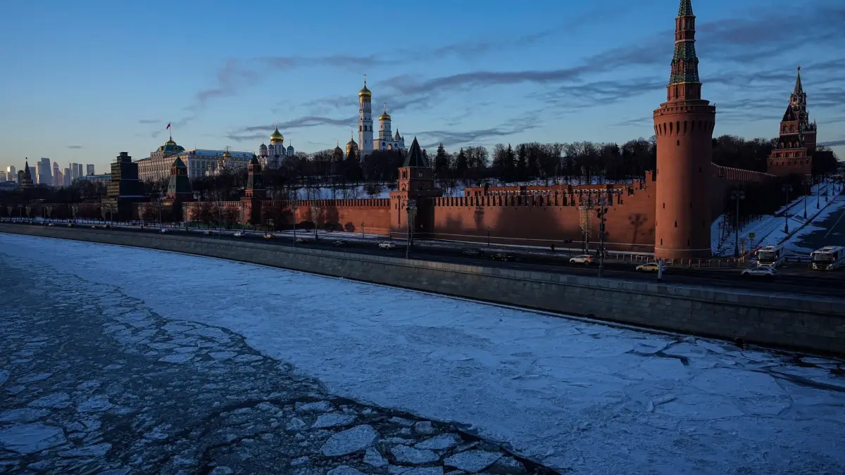 Der zugefrorene Moskwa–Fluss und der Kreml sind während des Sonnenuntergangs zu sehen. Die russische Wirtschaft hat angesichts der Sanktionen gegen Moskau im Zuge des Kriegs in der Ukraine nach Auffassung des Internationalen Währungsfonds (IWF) „überrascht“. (zu dpa: „IWF: Russlands Wirtschaft überrascht — aber Anzeichen für Überhitzung»)