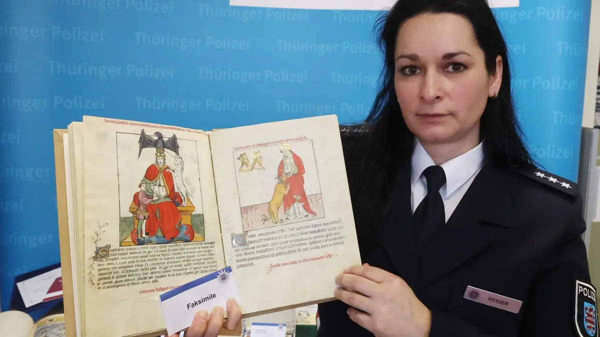 Katja, Ridder, Polizeihauptkommissarin, zeigt ein Faksimile Buch bei einer Pressekonferenz. Die Ermittler beschlagnahmten Bargeld und Sachwerte in Millionenhöhe. Ausgehend von Büchersammlungen aus den 1990er Jahren verkauften die Betrüger vermeintlich teure Bücher, mit denen die Opfer ihre Sammlungen angeblich vervollständigen und damit im Wert steigern können.