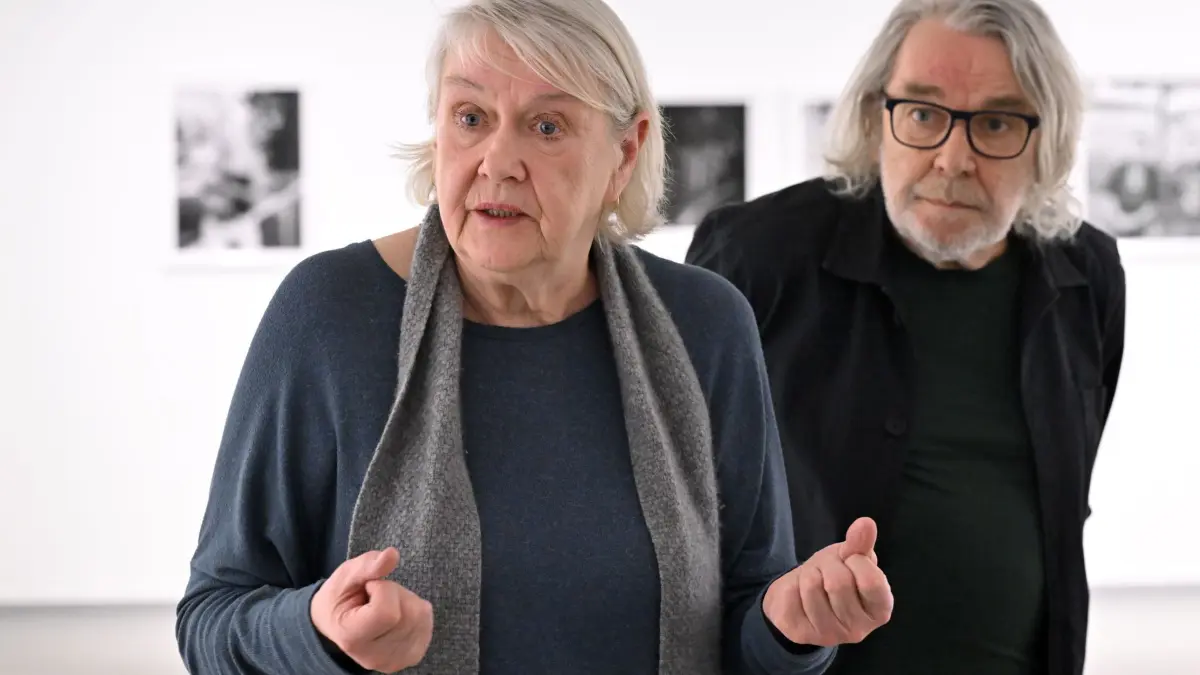 Ute und Werner Mahler führen beim Presserundgang durch die Ausstellung „An seltsamen Tagen über Flüsse in die Städte und Dörfer bis ans Ende der Welt“ in der Kunsthalle. Die Schau zeigt Fotografien von Ute Mahler, Werner Mahler und Ludwig Schirmer. Ute und Werner Mahler gründeten 1990 die renommierte Fotoagentur Ostkreuz. Der Name der Ausstellung setzt sich aus mehreren Fotografie–Serien der Künstler zusammen. Sie ist vom 3. März bis 26. Mai 2024 zu sehen.