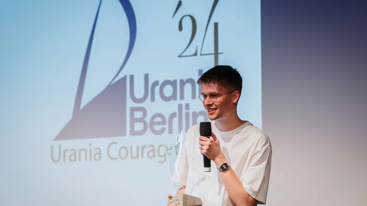News Bilder des Tages Preisträger Jakob Springfield bei der Verleihung des Urania Courage Preises 2024 an Jakob Springfeld - Ein Abend für den Mut, 29.2.2024, Urania, Berlin, Deutschland *** Award winner Jakob Springfield at the presentation of the Urania Courage Award 2024 to Jakob Springfeld An evening for courage, 29 2 2024, Urania, Berlin, Germany kreativmedia_couragepreis_24