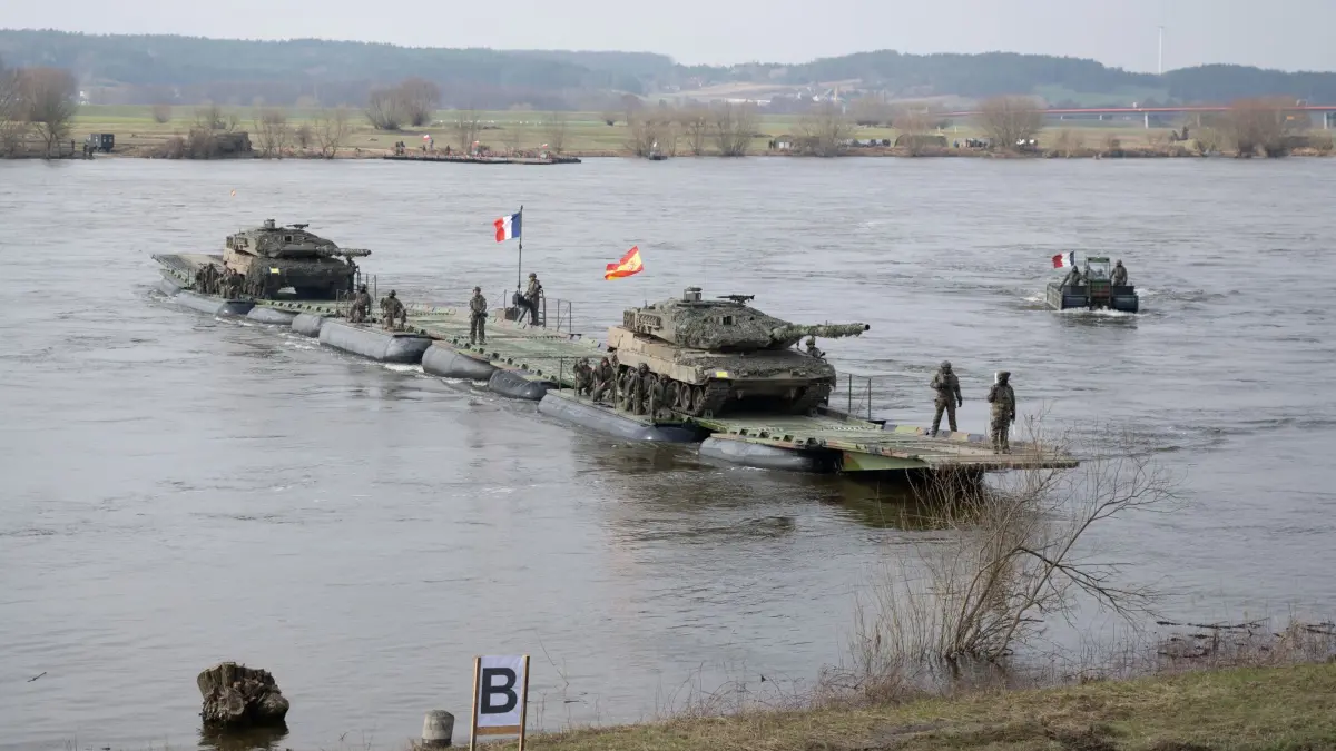Soldaten aus Spanien und Frankreich nehmen an einer gemeinsamen Militärübung mit Streitkräften aus mehreren Nato–Ländern auf der Weichsel teil. Rund 20.000 Soldaten aus neun Nato–Ländern sind an der Übung mit dem Namen Dragon 24 am längsten Fluss Polens beteiligt. Die Überquerung der Weichsel ist ein Test für die Zusammenarbeit der Streitkräfte zu Land, zu Wasser, in der Luft und im Cyberraum.