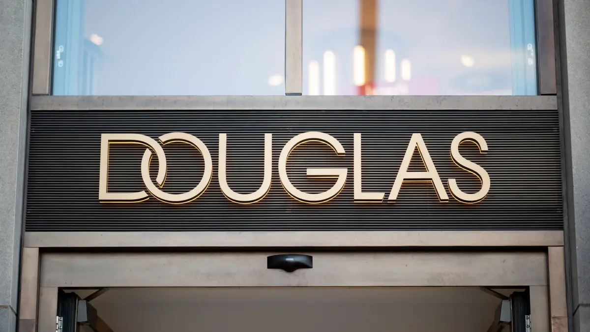 Das Douglas–Logo, aufgenommen an einer Douglas–Filiale am Jungfernstieg. Die Parfümeriekette will wie erwartet zurück an die Börse und mit dem Erlös vorrangig ihren Schuldenberg abbauen. (zu dpa: „Parfümeriekette Douglas will mit Börsenrückkehr Schulden senken»)