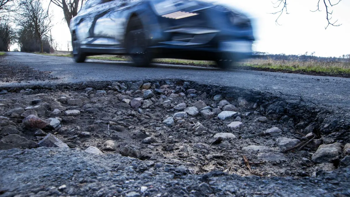 Bei Schäden durch Schlaglöcher ist schnelles Handeln entscheidend für eine reibungslose Schadensregulierung. (zu dpa: „Zahlreiche Straßenschäden in Sachsen nach Winter»)