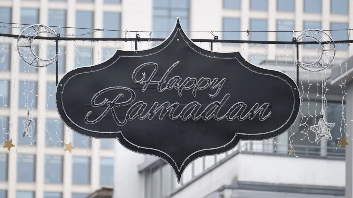 „Happy Ramadan“ steht auf einem Schriftzug, der über einer Fußgängerzone in Frankfurt hängt. Die Stadt Frankfurt hatte die Beleuchtung anlässlich des bevorstehenden Ramadan aufhängen lassen. (zu dpa: „Erstmals Beleuchtung für muslimischen Fastenmonat in Frankfurt»)