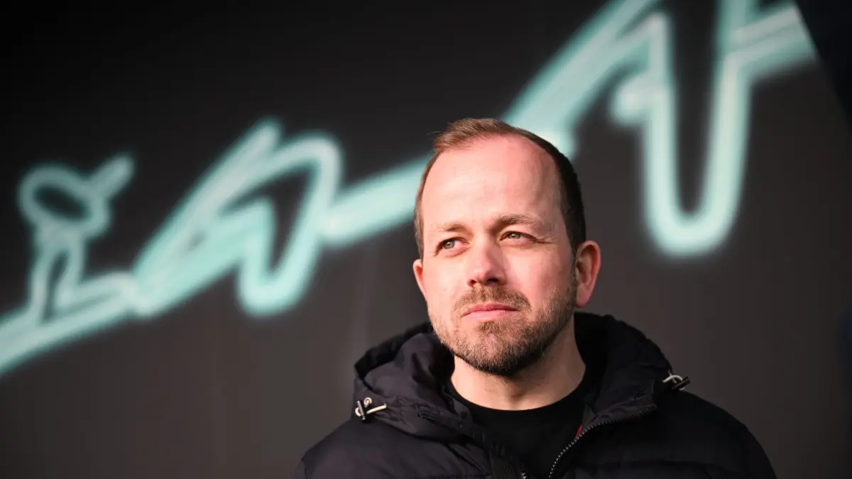André Thierig, Werksleiter der Tesla Gigafactory Berlin Brandenburg, spricht an der Fabrik. In der Tesla–Autofabrik in Grünheide steht die Produktion wegen eines Stromausfalls still nach einem Anschlag auf einen Strommasten still. Die Aktivisten im Wald verneinten eine Verbindung zu dem Anschlag.