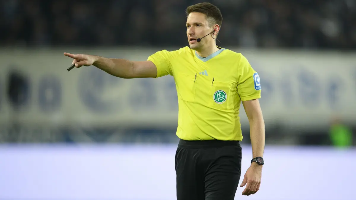 Fußball: 2. Bundesliga, 1. FC Magdeburg — 1. FC Nürnberg, 25. Spieltag, MDCC–Arena. Schiedsrichter Tobias Reichel leitet das Spiel.
