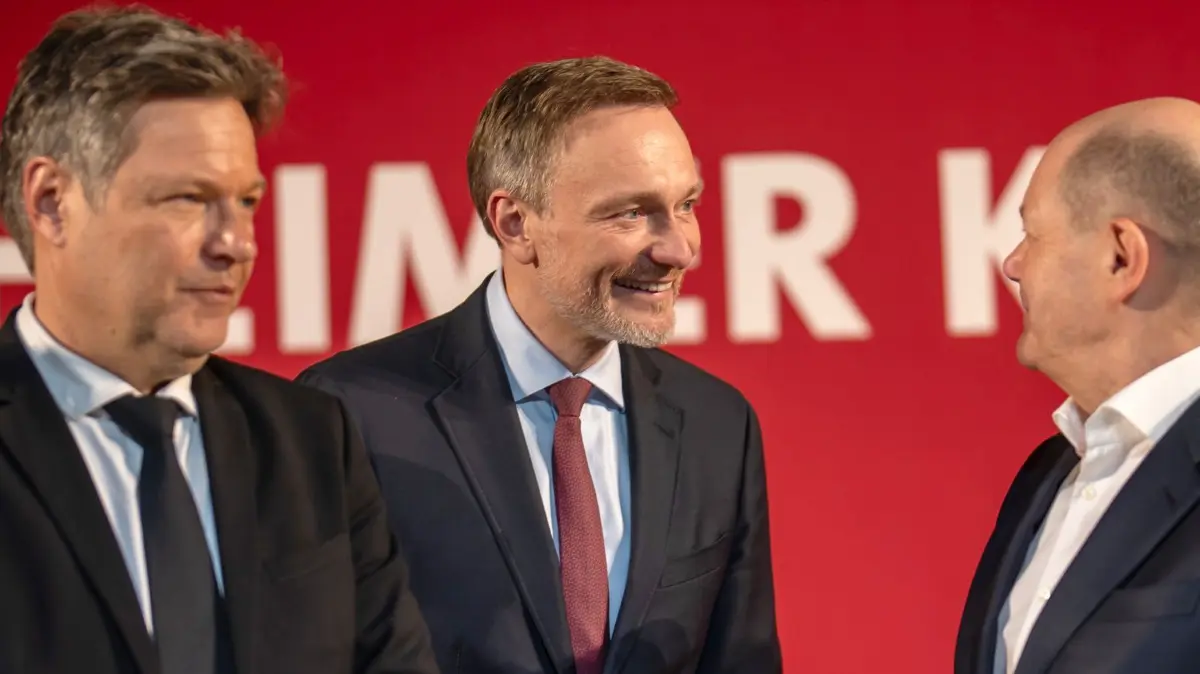 Bundeskanzler Olaf Scholz (SPD. 2.v.r.), nimmt am Jubiläumsempfang zu 50 Jahre Seeheimer Kreis teil und spricht dabei mit Robert Habeck (Bündnis 90/Die Grünen, l), Bundesminister für Wirtschaft und Klimaschutz, Christian Lindner (FDP, 2.v.l.), Bundesminister der Finanzen, und mit Karl Lauterbach (SPD), Bundesminister für Gesundheit. Der Seeheimer Kreis ist eine Vereinigung innerhalb der SPD–Bundestagsfraktion.