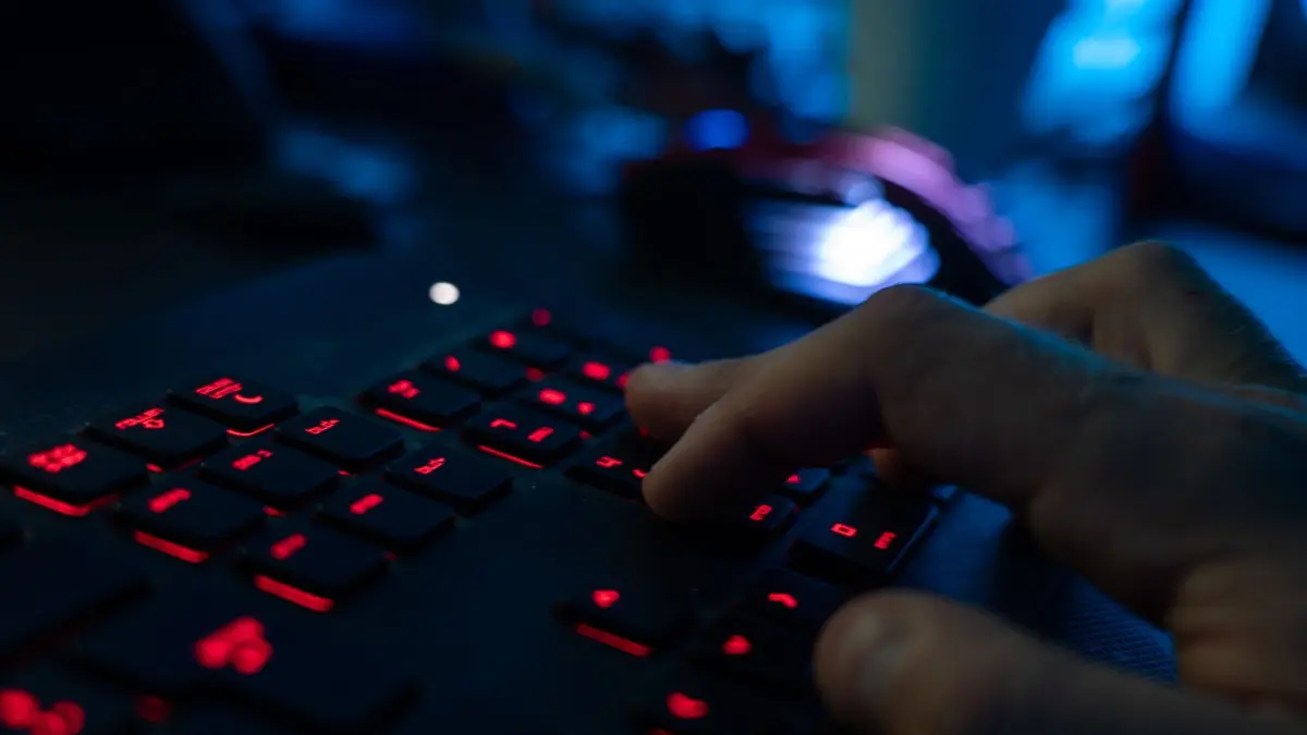 ILLUSTRATION — Ein Mann sitzt am Rechner und tippt auf einer Tastatur. (zu dpa: „Flirten — und Geld verlieren: Justiz warnt vor Online–Betrugsmasche»)