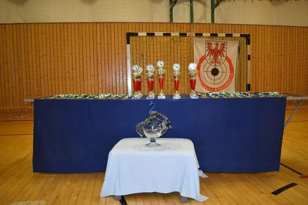 Um diese Medaillen und Pokale ging es beim Wettkampf des SV Brück, im Vordergrund der Glaspokal.