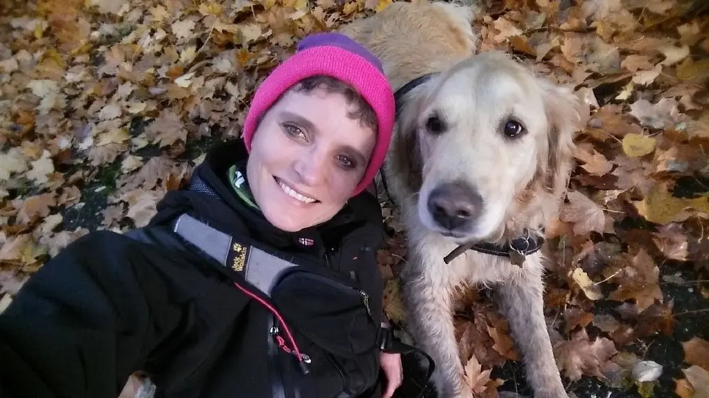 Anja Walczak ist gern aktiv und draußen unterwegs. Hund Arthus ist da meist mit dabei.