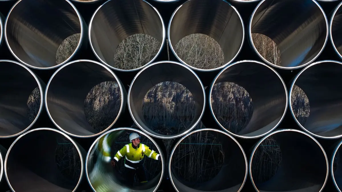 90 Gas– und Öl–Pipelines führen von Russland ins Ausland. Im Bild sind Rohre für die Ostsee–Gastrasse Nord Stream 2 zu sehen.⇥