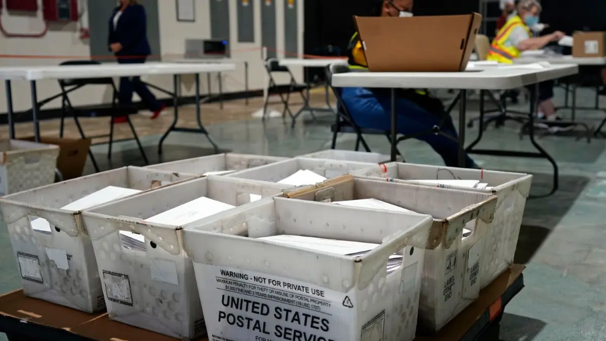 Mitarbeiter in Raleigh (USA) bereiten Abwesenheitsstimmzettel für den Versand vor. Der US-Präsident hat Briefwähler dazu aufgefordert, ihre Stimme doppelt abzugeben. Das wäre Wahlbetrug.
03.09.2020, USA, Raleigh: Mitarbeiter bereiten Abwesenheitsstimmzettel für den Versand vor. North Carolina soll am Freitag, 04.09.2020 damit beginnen, mehr als 600.000 angeforderte Briefwahlzettel an die Wähler zu verschicken. Foto: Gerry Broome/AP/dpa +++ dpa-Bildfunk +++