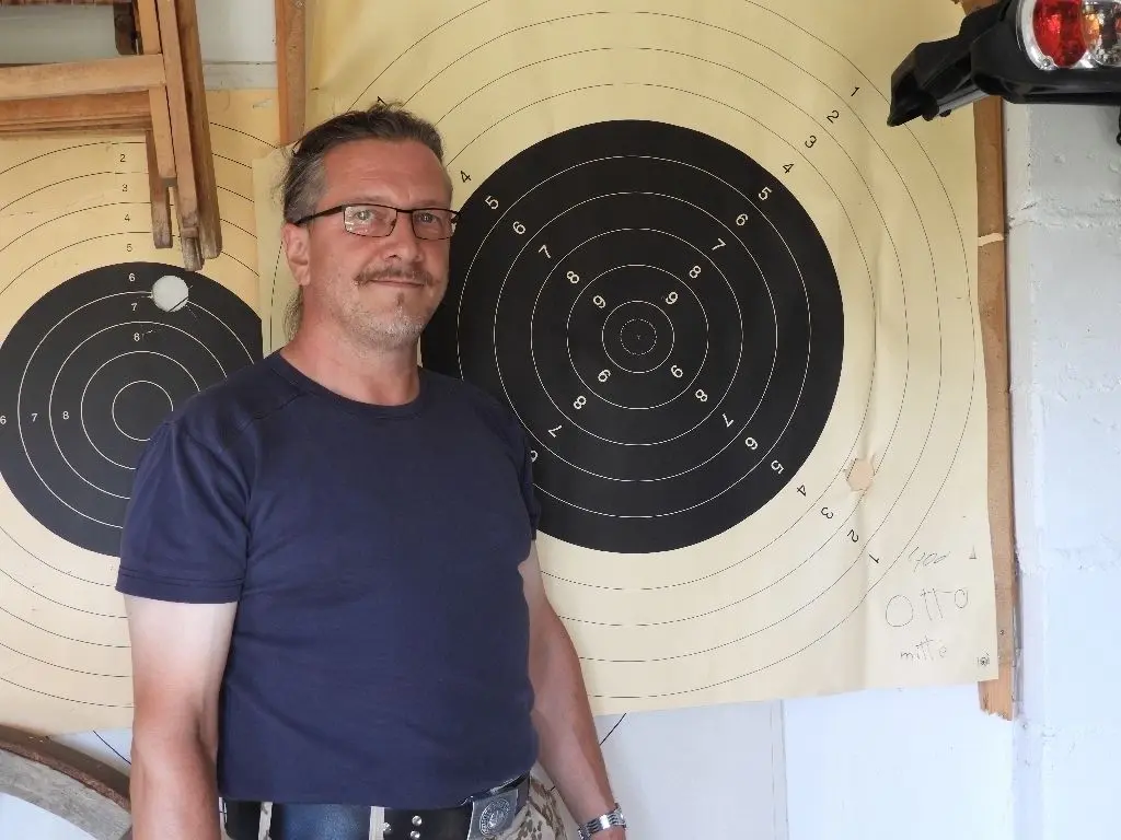 Steffen Lukas an der Siegerzielscheibe.