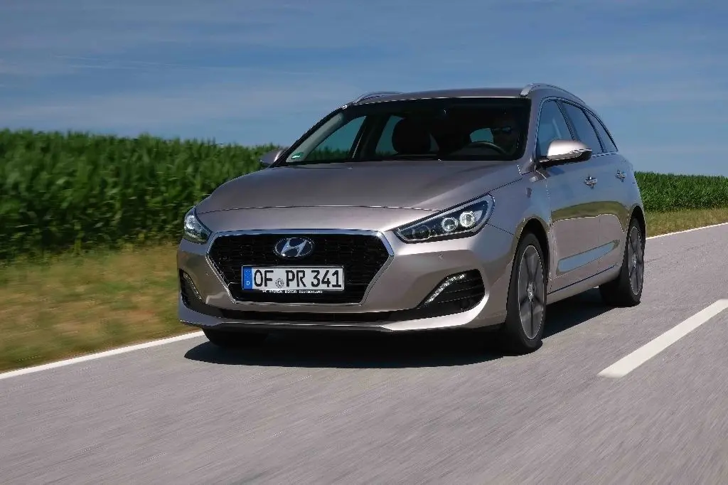 Mit viel Gefühl wurde das Blech des 4,59 Meter langen Koreaners modelliert. Die Frontpartie des Kompakten erinnert an die sportliche Fastback-Variante.