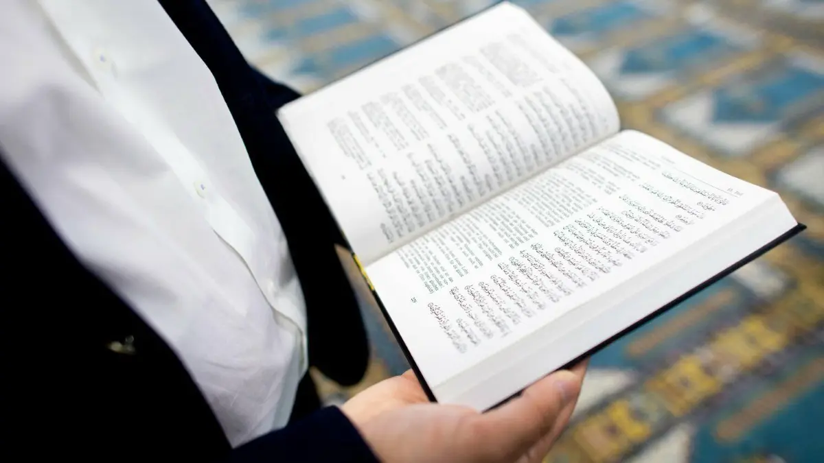 Ramadan in Hannover: Wann sind die Gebetszeiten 2023? Hier ist der Kalender.
Ein Imam hält am Tag der offenen Moschee in der Sami-Moschee im Stadtteil Stöcken einen Koran mit deutscher Übersetzung in den Händen. Am Tag der offenen Moschee haben viele Gemeinden in Niedersachsen und Bremen ihre Türen für interessierte Besucher geöffnet und laden zu Gesprächen und Führungen ein. +++ dpa-Bildfunk +++