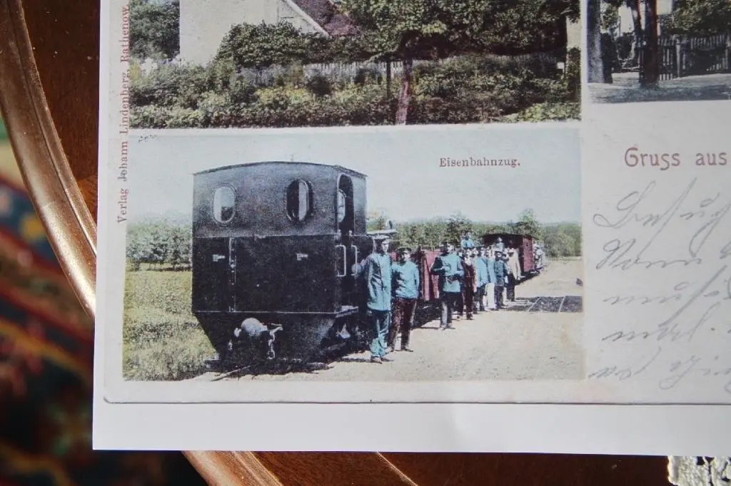 Zug. Personal und Fahrgäste auf einer alten Postkarte aus Kotzen.