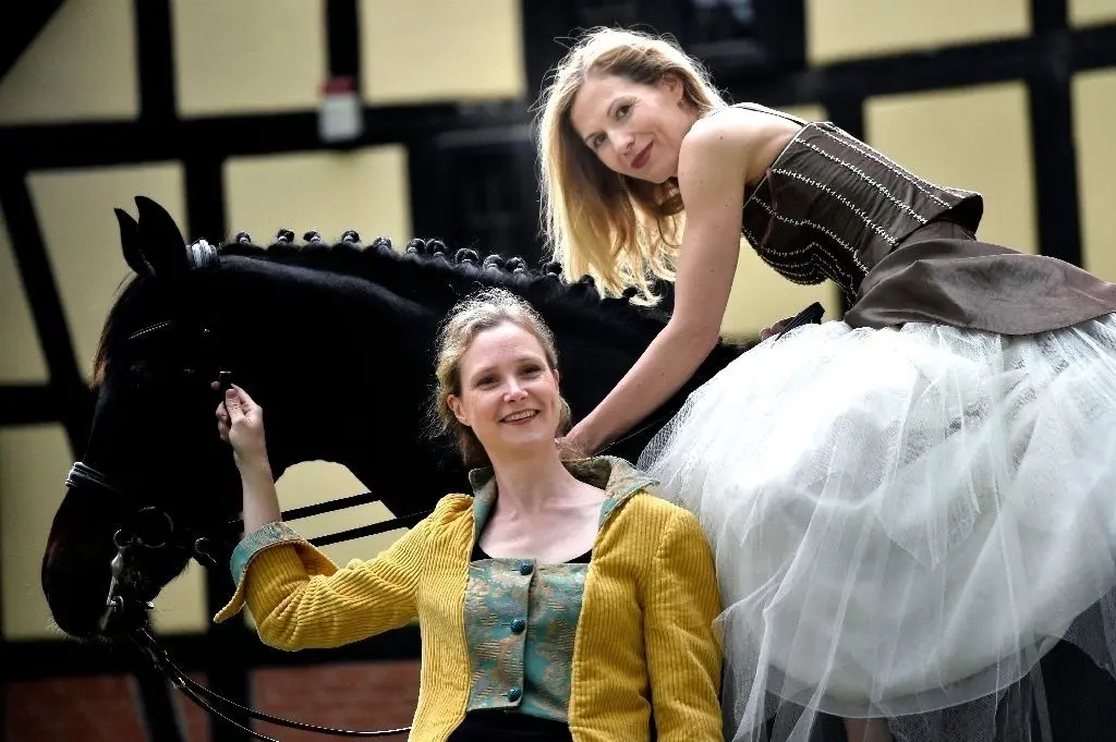 Hoch zu Ross und künstlerisch hoch hinaus: Anna Barbara Kastelewicz (links) und Johanna Krumin.