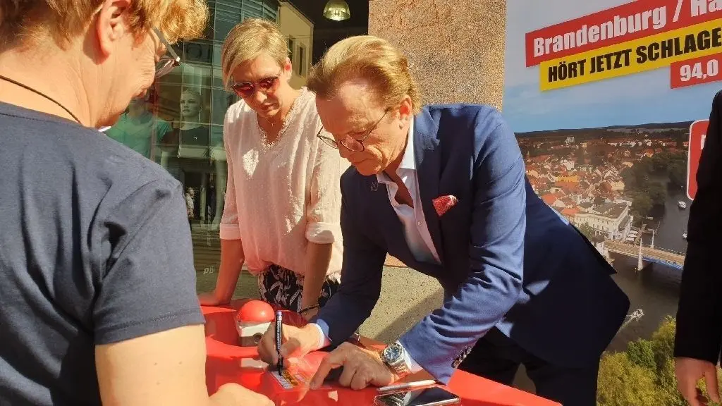 Fans von Wolfgang Lippert und Katrin Wagner-Augustin nutzten die Gunst der radio-B2-Stunde für Autogramme.