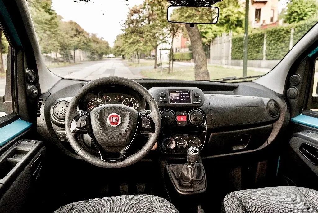 Das Cockpit wirkt zwar nüchtern, ist aber ordentlich und zweckmäßig verarbeitet.