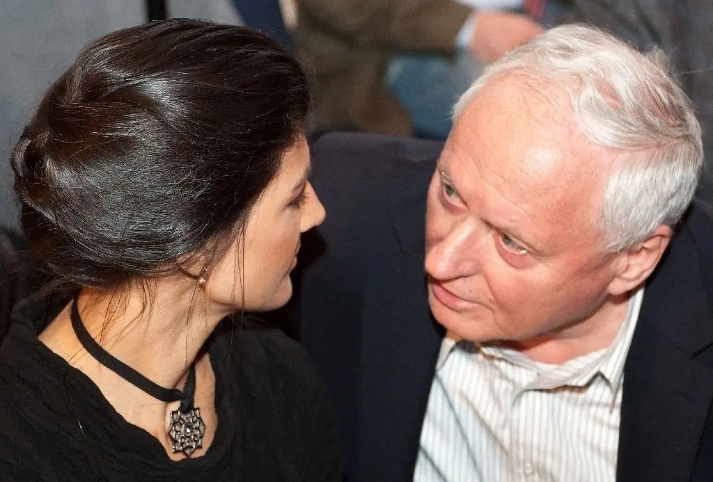 29302456 Sahra Wagenknecht, stellvertretende Parteivorsitzende der Partei Die Linke, sitzt am Montag (30.01.2012) im saarländischen Homburg beim Neujahrsempfang und Wahlkampfauftakt der saarländischen Linke neben Oskar Lafontaine (r). Nach Auflösung der sogenannten Jamaika-Koalition wird im Saarland am 25.03.2012 eine neue Regierung gewählt. Foto: Oliver Dietze dpa/lrs (Wiederholung mit engerem Ausschnitt) +++(c) dpa - Bildfunk+++ | Verwendung weltweit