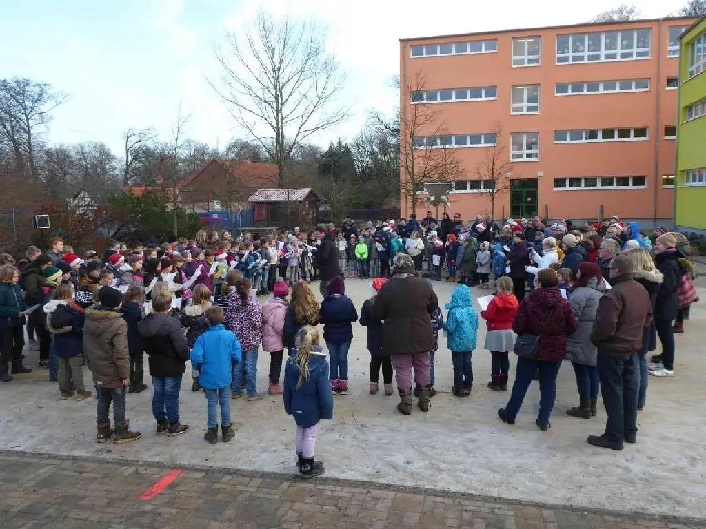Der neue gegründete Schulchor trällerte auf dem Schulhof Weihnachtslieder.