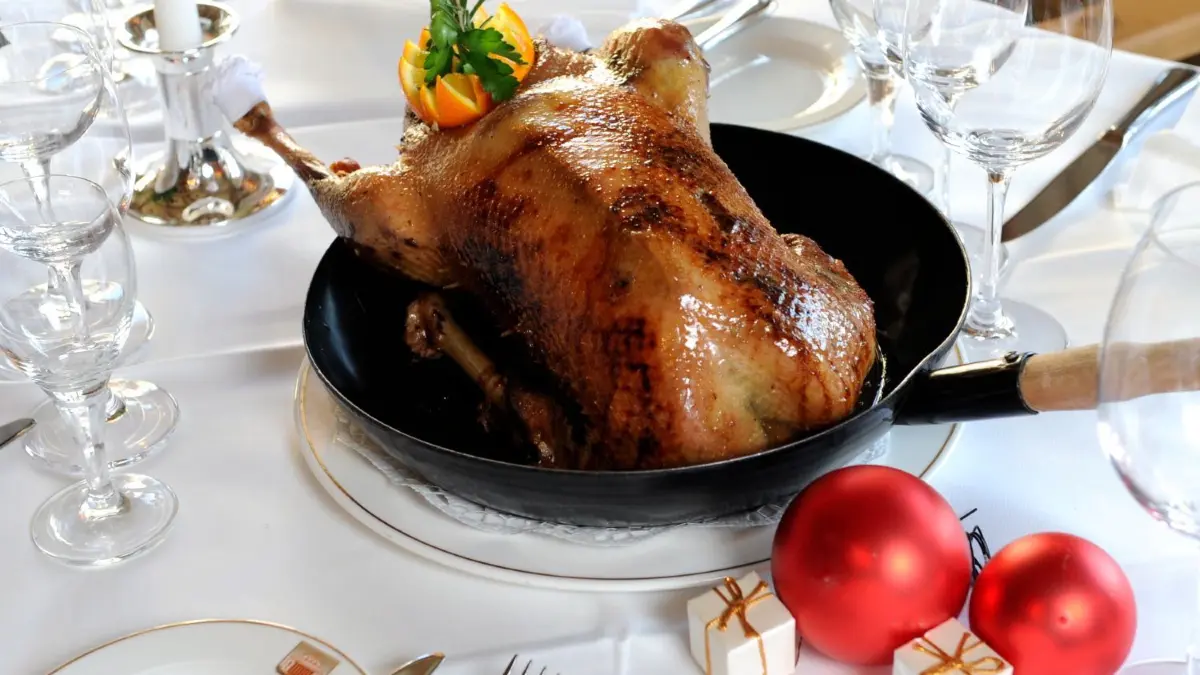 Welche Regeln beschließen die Bundeskanzlerin und die Ministerpräsidenten beim Corona-Gipfel am Mittwoch für die Gastronomie?
ARCHIV - 30.11.2010, München: Ein Gänsebraten steht vor einem Weihnachtsessen in einer Gaststätte auf einem weihnachtlich gedeckten Tisch. In diesem Winter haben viele Unternehmen in Niedersachsen ihre Weihnachtsfeiern wegen der Corona-Pandemie gestrichen oder virtuell ins Internet verlegt. Foto: picture alliance / dpa +++ dpa-Bildfunk +++