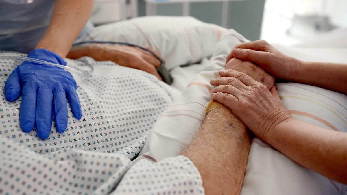 Eine anspruchsvolle Arbeit Krankenschwestern betreuen in einem Krankenhaus einen Patienten auf einer Intensivstation. ⇥
ARCHIV - 21.03.2014, ---: Krankenschwestern betreuen in einem Krankenhaus einen Patienten auf einer Intensivstation. Der Bundestag will ein Gesetz für mehr Personal in der Pflege verabschieden. Foto: Patrick Seeger/dpa +++ dpa-Bildfunk +++
