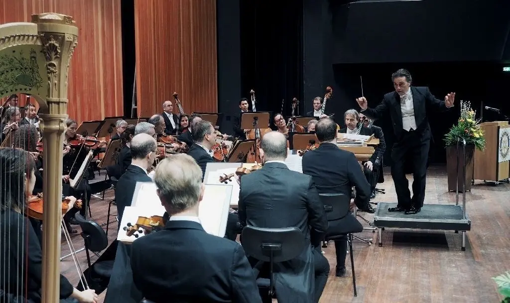 Die rund 400 Zuhörer erlebten im Theater eine Reise durch die Welt der klassischen Musik und füllten die Spendenkasse der Rotarier mit 7000 Euro. Der in Palma de Mallorca beheimatete Spanier José María Moreno belebte das Neujahrskonzert mit einer ansteckenden Leichtigkeit.