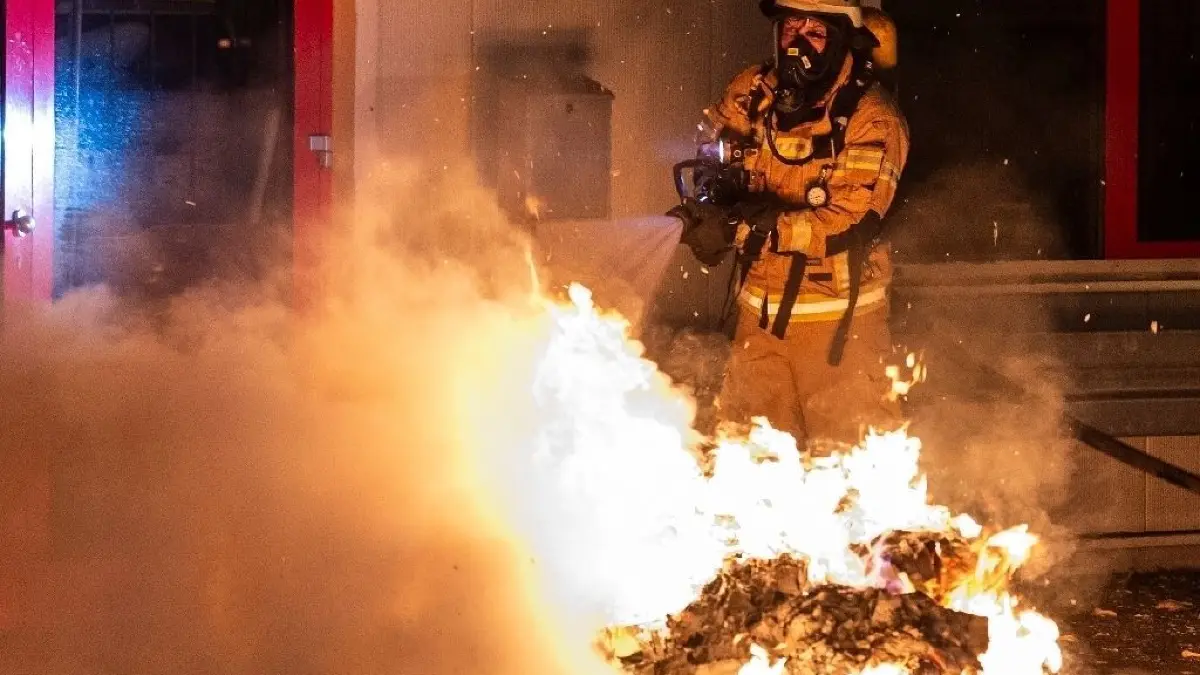 Der Inhalt eines Metallcontainers auf dem Hinterhof eines Firmengeländes in der Brielower Straße geriet aus bisher ungeklärter Ursache am Montagabend in Brand.
29.08.2019, Berlin: Ein Feuerwehrmann löscht eine Mülltonne hinter einem Baumarkt. Ein bislang Unbekannter hatte zuvor einen Transporter sowie einen Sonnenschirm abgezündet. Foto: Paul Zinken/dpa +++ dpa-Bildfunk +++