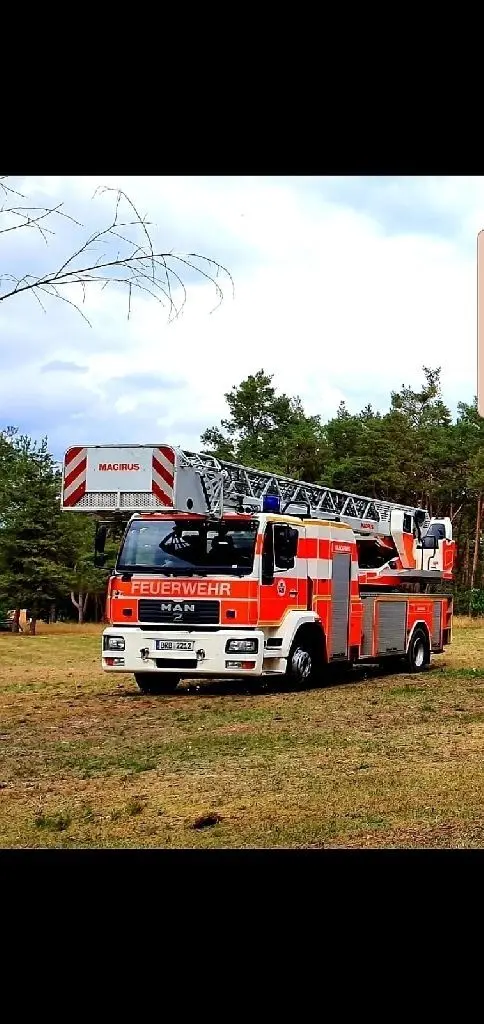 Die Drehleiter "DL(A)K 23/12" (Bj. 2003) zählt seit Ende 2014 zur Ausstattung der FF Kirchmöser.