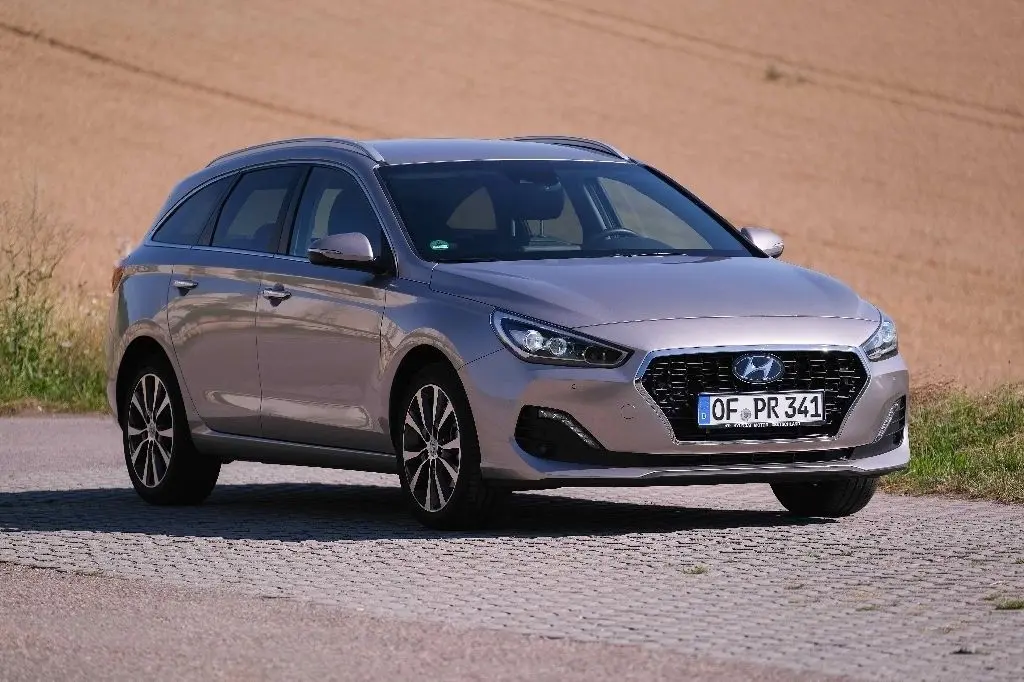 Voll-LED-Scheinwerfer kosten 900 Euro extra, ein Glasschiebedach 1100 Euro.