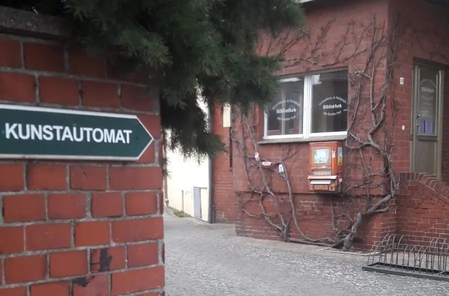 Hergeschaut und Mitgemacht! Direkt am Kunstautomaten können die bunten Stoffmasken angebracht werden - wie, das ist völlig egal. Hauptsache kreativ!