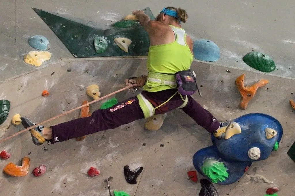 Vor dem Erfolg liegt knochenhartes Training. So hat sie unter anderem auch sehr schwierige Routen an der Kletterwand nachgebaut.