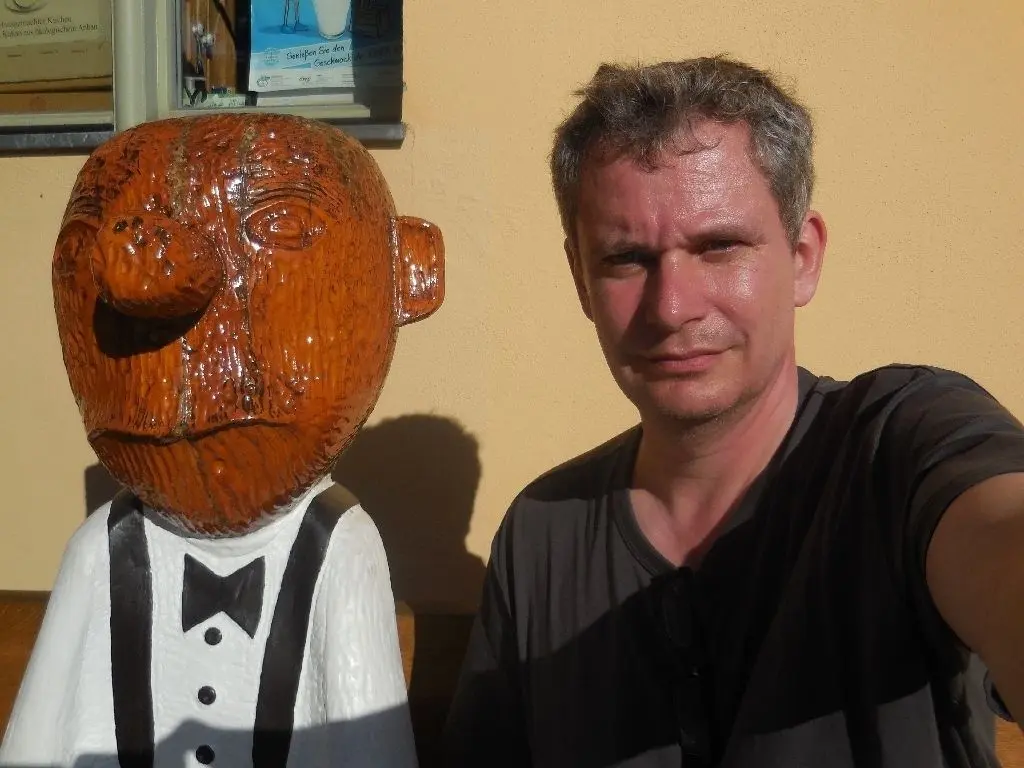 Pause vor der Fouqué-Bibliothek in der Havelstadt in guter Gesellschaft. Die Figur von Herr Müller Lüdenscheidt bot auch dem Lorriot-Fan und Autor des „Kleinen Havelbuchs“ Johannes Wilkes ein gutes Fotomotiv.